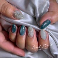 ニュアンス×上品シック。奥行きが美しいマグネットネイル✨深みのあるピーコックグリーンのマグネットネイルが主役。角度によって光を反射する幻想的な輝きが、大人の指先に洗練された雰囲気を演出します。