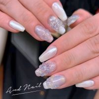 紫陽花をモチーフにした3Dフラワーと、うる艶パールの輝きが融合した大人の梅雨ネイルです。