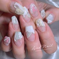 じめじめとした季節にこそ、指先から明るく。今回ご紹介するのは、傘をモチーフにした繊細なアートで彩る梅雨ネイル。