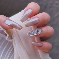 大粒のクラッシュガラス風パーツを贅沢に使用し、光の角度によって表情を変えるアートに仕上げています。