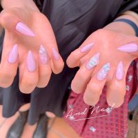 3Dリボンとキティーをあしらった、甘さたっぷりのガーリーネイル。