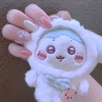 大人ガーリーネイル。オーロラのように輝く氷ストーンが、見る角度で表情を変えてくれます。