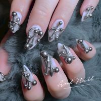 ボディーピアス・個性派ネイル