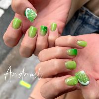 ライムグリーンをベースに、しずくアートや手描きのフルーツモチーフで遊び心をプラス。