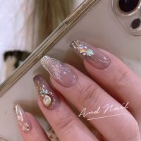 光の角度で表情を変える、大人のためのマグネットネイル。上品な透け感とパールアートで指先を美しく演出