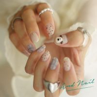 ひつじのショーンを親指に描いた、遊び心のあるやさしいカラーのネイルデザイン。