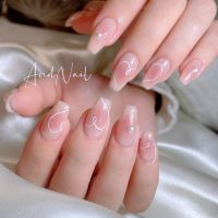 淡いピンクのチークネイルに、さりげないハートラインとパールを添えた大人可愛いデザインです。