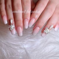 ホワイトからピンクへの柔らかなグラデーションが指先を美しく見せる上品ネイル