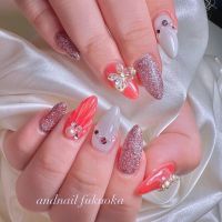 マーメイドのようなきらめきと立体感が魅力の夏ネイル。ピンク×シルバーの輝きに、貝殻のようなぷっくりアートやストーン