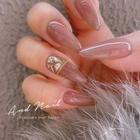 夏の指先を上品に彩るなら、透け感のあるくすみベージュをベースにしたジェルネイルがおすすめです。