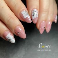 特に透明感のあるピンクベースに繊細な花びらを描いたフラワーネイルは、大人の女性から学生さんまで幅広い層に人気があります。