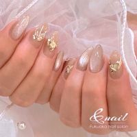 シンプルながら存在感たっぷりで、福岡・天神・博多で指先を華やかに演出したい方におすすめです。中でも25歳～30歳代までが好むデザインに本当に多いです。