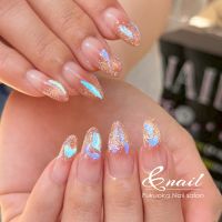 青い輝きが現れるこのデザインは、まるで氷の中に宝石を閉じ込めたような上質な透明感が特徴です。