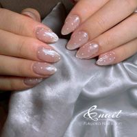 ナチュラルな透明感のベースに、パールホワイトのミラーをさりげなくかけて、上品なドットデザインをプラス