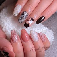 指先に立体感を与えるキルティングは、上品でありながらキュートさも兼ね備えたデザインです。ホワイトやくすみカラーと合わせることで、ふんわり柔らかい印象を演出できます。