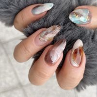 ジェルネイルの中でも人気が高いのが大理石風アートです。透明感のあるカラーを重ねることで奥行きが生まれ、手元が自然と華やぎます。