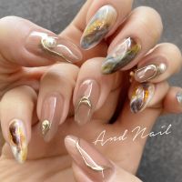 大理石のようなニュアンスデザインに、さりげなくミラーとパールをあしらったお洒落なネイル。落ち着いたベージュトーンに煌めきを加え、大人っぽさと個性を両立させています。