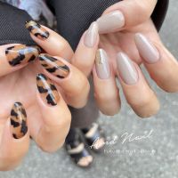 アシンメトリーネイルは「上品なのにトレンド感がある」と注目されています。デザインが左右で異なるため、見る角度によって印象が変わり、毎日新鮮な気分を楽しめるのも魅力のひとつ。