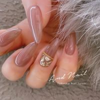 ダスティーピンクは、どんな肌色にもなじみやすく、清楚さと女性らしさを兼ね備えた万能カラーとして注目されています。