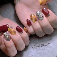 秋になるとファッションと同じように、ネイルにも深みのあるカラーを取り入れたくなります。福岡でも人気の「キャラメルブラウン」と「ボルドー」を組み合わせたデザインは、大人の女性らしさを引き立ててくれる定番の秋ネイル