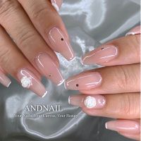 スキニーフレンチの細いラインに、可憐な薔薇モチーフをあしらった上品ネイル。指先の透明感がふっと際立ち、日常の仕草まで綺麗に見えるデザインです。福岡や天神、博多で大人っぽいネイルを