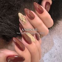 深みボルドーと控えめアートの組み合わせは、仕事の日も、休日のカジュアルな服装の日でも浮かない万能デザインです。華やかに見えるのに、派手すぎない。その絶妙なバランスが大人の手元にしっくり馴染みます。