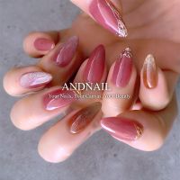 大人の指先をさり気なく華やがせる、上品くすみピンクのニュアンスデザイン。ツヤと透け感が重なり合うことで、指を長く美しく見せてくれる王道の大人ネイルです。