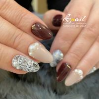 深みのあるボルドーカラーに、やわらかなベージュを合わせたツイードネイルは、大人の女性の手元をぐっと上品に見せてくれるデザインです。福岡でもネイルに派手さよりも落ち着きや品を求める方が増えていて、この配色は年齢を問わず選ばれやすい組み合わせだと感じています。