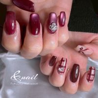 左右でデザインを変えたアシンメトリーが、派手すぎないのにしっかり印象に残る指先に仕上げてくれます。シンプルだけど人と被らない。大人っぽくネイルを楽しみたい方や、冬ネイルのデザインに迷っている方におすすめです。