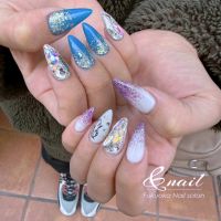 指先からきらめきがあふれるラメグラデーションと埋め尽くしデザイン。深みのあるブルーややわらかなホワイトに、細かなラメを重ねて奥行きのある輝きに仕上げました。ポイントにはストーンを贅沢に使い、動くたびに光を集める存在感。