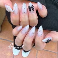 透け感のあるベージュカラーをベースに、繊細なドットを散りばめた大人可愛いデザイン。ポイントに合わせた立体的なブラックリボンが、甘さの中に程よいエッジをプラスしてくれます。小さなストーンがさりげなく輝き、上品さもしっかりキープ。