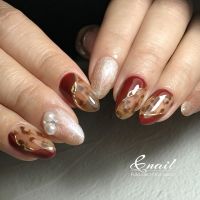 ボルドーやべっ甲というと秋冬のイメージが強いかもしれません。ですが、このデザインはシンプルな服装の日こそ映えます。ベージュやブラック、ホワイトなどの定番コーデに合わせると、指先が自然なアクセントに。