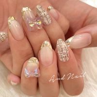 ベースに使用しているのは、肌なじみの良いシアーベージュ。透明感があり、爪の色を自然に美しく見せてくれるため、福岡でオフィスネイルを探している方にも人気のカラーです。ナチュラルなのに手元がきれいに見えるので、ネイルが初めての方や、久しぶりにネイルをされる方にも安心しておすすめできます。