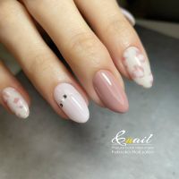 福岡のネイルサロンで長く施術してきた中で感じるのは、実はこうした控えめな色味ほど、お客様の満足度が高いということ。