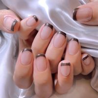 ここまでなら許してもらえるオフィスネイル。天神や博多で大人ネイルを探している方からよく聞くのが、清潔感と上品さは外せない、でもきちんとおしゃれも楽しみたいという声です。福岡のネイルシーンでも、このバランス感覚は年々大切にされるようになってきました。