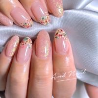 オフィスネイルを探している方からは、仕事中も安心して楽しめるデザインとして相談されることが増えました。福岡のネイルサロンでも、押し花×シンプルネイルは定番になりつつあります。