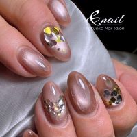 福岡でネイルサロンを探している方の中には、派手すぎるデザインは苦手だけれど、指先にはきちんとした美しさと品を持たせたいと感じている方も多いのではないでしょうか。そんな大人女性に選ばれているのが、ブラウンベージュをベースにしたマグネットネイルです。