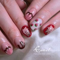 今回ご紹介するのは、チョコレートを溶かしたようなアートに、甘酸っぱいいちごモチーフをさりげなく合わせたバレンタインネイル。福岡のネイルサロンでも、この時期ならではの遊び心あるデザインとして人気が高まっています。