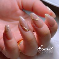 ミラーを使ったネイルは、一見シンプルでも光の当たり方で表情が変わります。ゴールドアクセサリーを指先にまとったような立体感があり、シンプルな服装の日でも手元にきちんと感と女性らしさを添えてくれます。