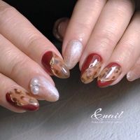 福岡でネイルサロンを探していると、デザインは可愛いけれど自分の年齢や服装に合うのか不安になることはありませんか。今回ご紹介するのは、深みのあるボルドーと透明感を活かしたヒョウ柄を組み合わせた大人ネイル。