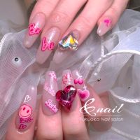 ちゅるんとした透け感ベースに、ぷっくり立体アートをたっぷり詰め込んだワンホン系スカルプネイル。艶のあるロングフォルムに大きめハートパーツを主役にして、可愛さと存在感をしっかり両立したデザインです。