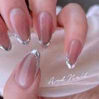 ガラスフレンチの魅力は、華やかさと上品さのちょうど真ん中にあることです。ラメやストーンのようなわかりやすい装飾とは違い、先端の透明感と光の反射で美しさを表現するデザインなので、年齢やシーンを選びません。