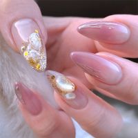 透け感のあるピンクベージュのグラデーションに、上品な艶と奥行きを重ねた春ネイル。ナチュラルなのに目を惹く理由は、色だけではなくフォルムの完成度にあります。