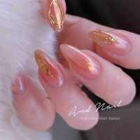 春のネイルデザインというと、パステルやフラワーをイメージする方も多いですが、大人ネイルデザインは少し方向性が違います。ポイントは色よりも質感。透け感のあるカラーは手元に柔らかさを出しながら、年齢を問わず似合うのが魅力です。