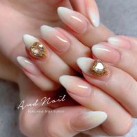 春はパステルや花柄など可愛いネイルが増える季節ですが、大人世代になると少しだけ迷いが出てきます。可愛すぎると浮いてしまう気がする、でもシンプルすぎるネイルでは物足りない。そんな気持ちにちょうど寄り添ってくれるのが、やわらかなホワイトグラデーションです。