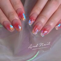 今回紹介するのは、春の光をまとったような透明感のあるグラデーションネイル。シンプルに見えるデザインほど、福岡のネイルサロンの技術力がそのまま仕上がりに表れる代表的なネイルです。